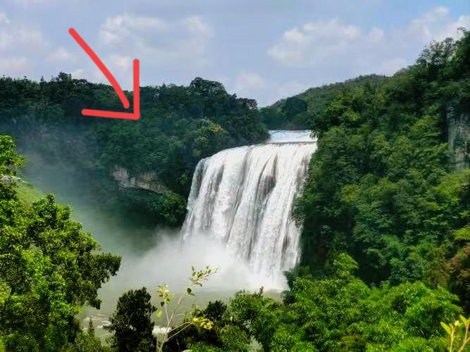 说真的，这瀑布看着爽，但我有个“冒犯”的想法…刷到这瀑布第一眼：这水不