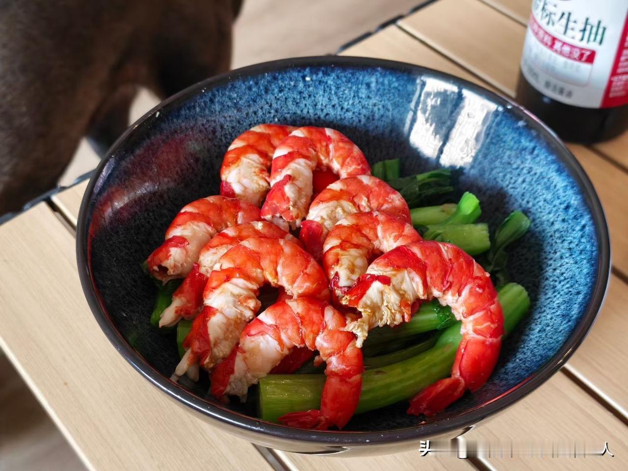 我一邻居,48岁,原来体重145斤,坚持跑步快两年,现在体重118斤,身高162