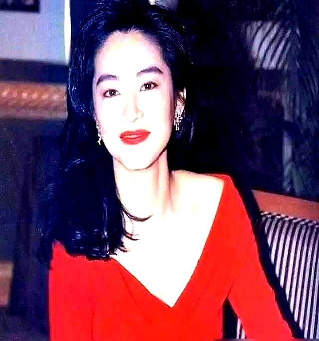 三张全裸照，换来一个男人落荒而逃的背影。三十年前的香港酒店，林青霞将装有自