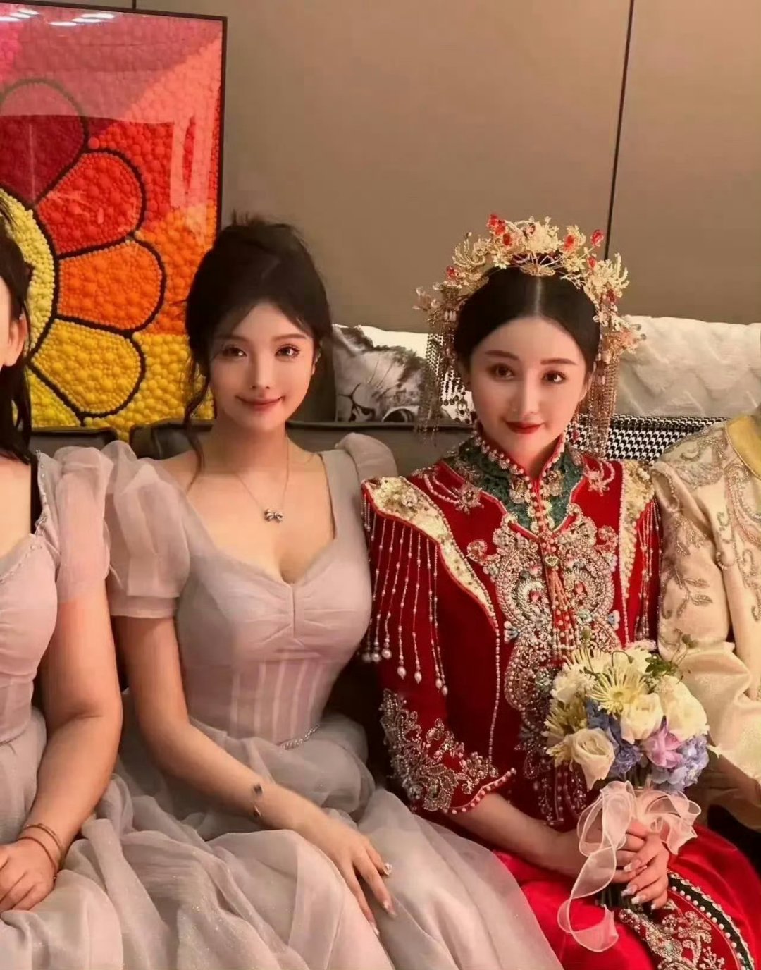 伴娘比新娘还好看这是不是有点太抢镜头了