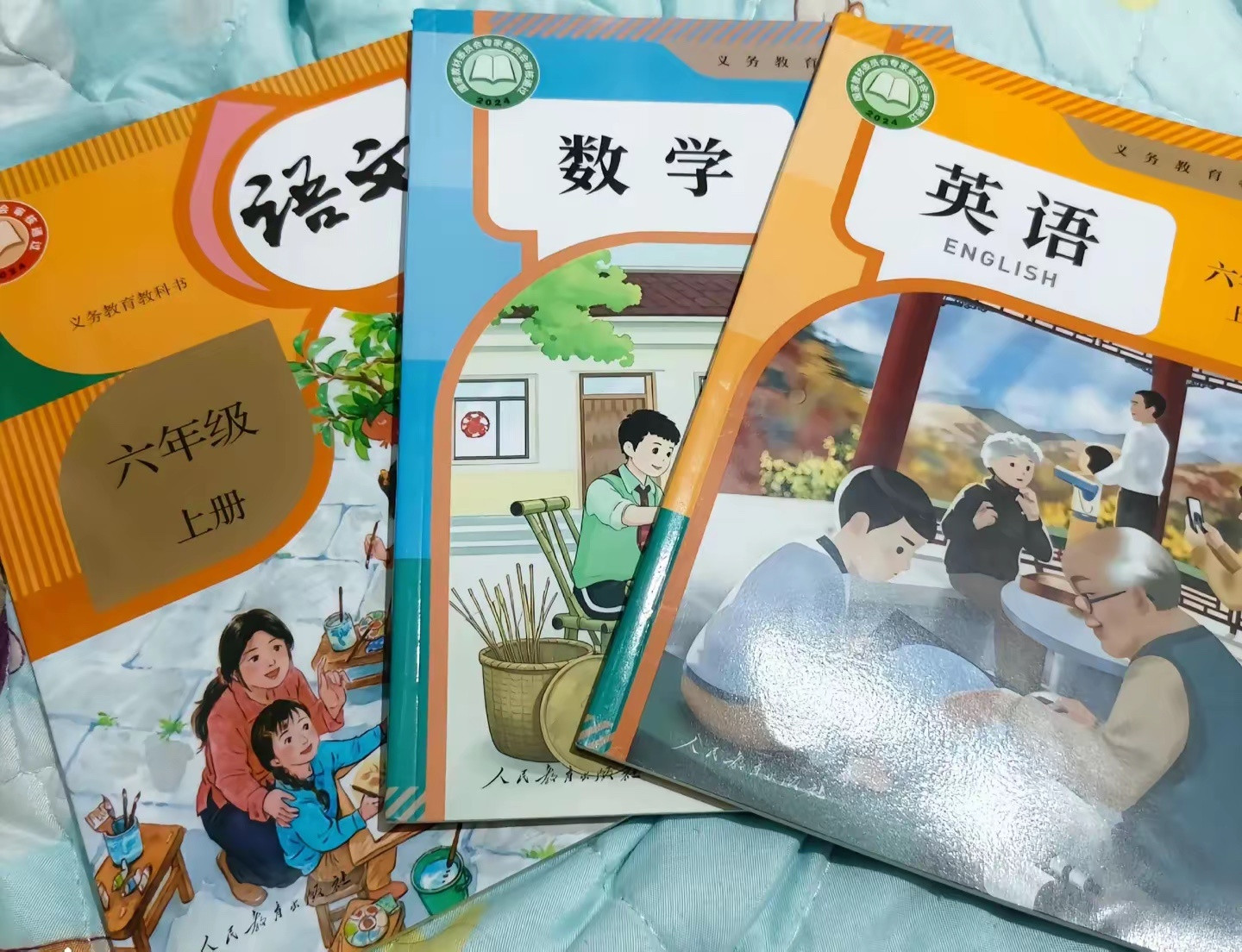 全国中小学教材上新了具体有这些变化。语文：课文内容重新调整，减少部分课文，增加传