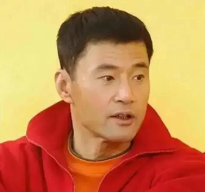 李连杰95年拉着于荣光在片场签生死状，说今天不打套招，来真的。两人把白纸黑字按