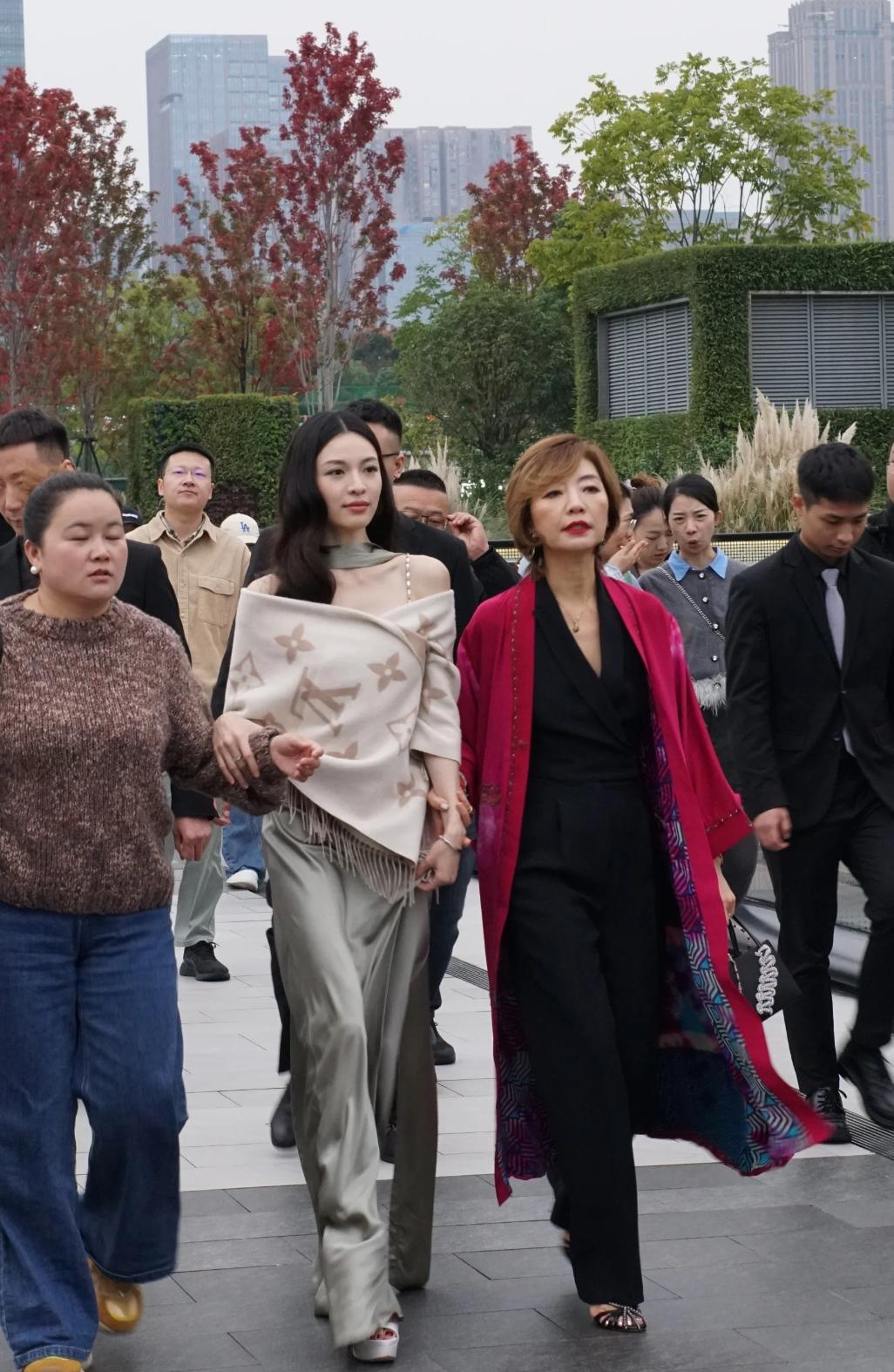 这也不是在拍戏，怎么钟楚曦以为自己是皇后娘娘啊！成都SKP偶遇钟楚曦的线下活