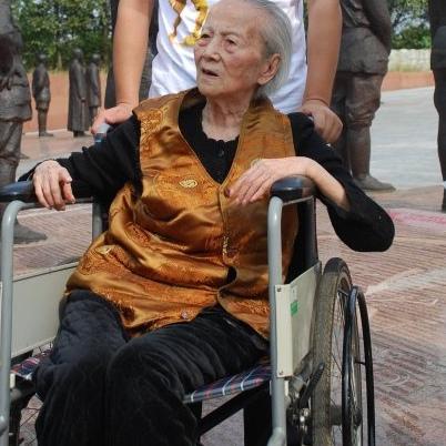王铭章遗孀叶亚华，一张罕见的留影，这张照片拍摄于2008年，地点是四川成都建川博