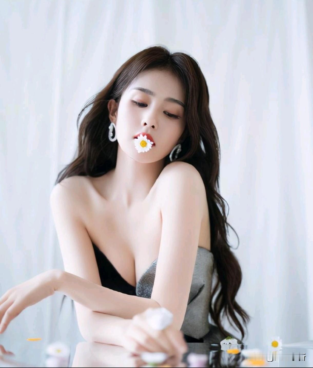 人果然还是要多读书，不信你看白鹿。说起白鹿，性感、漂亮、演技也好。从《招摇》