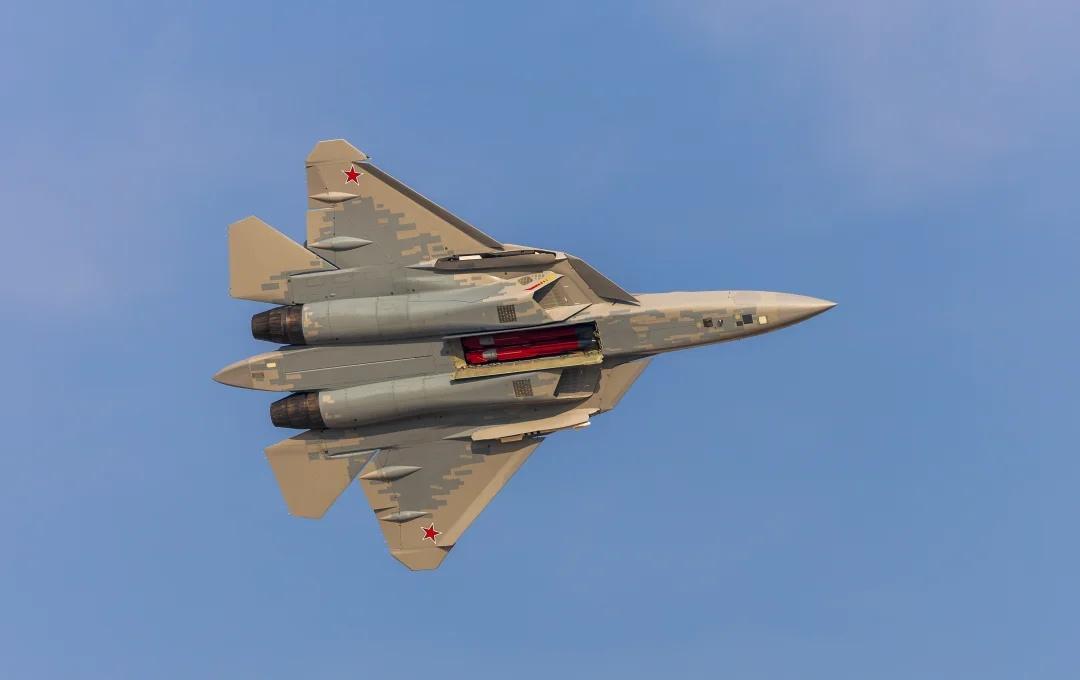 迪拜航展头一次看到Su57开弹仓肥电开弹仓属于基本表演，头一次看到su57开