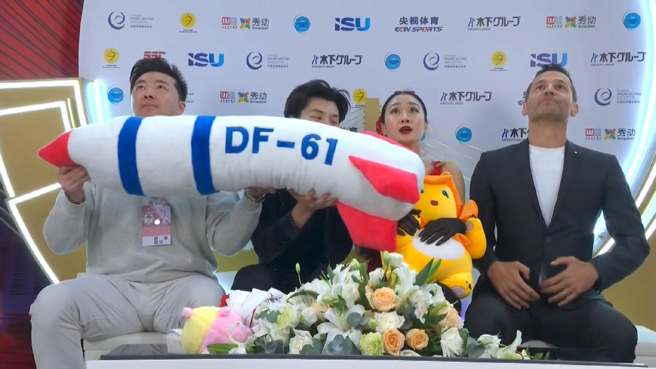 我国选手任俊霏和邢珈宁在花样滑冰大奖赛的时候，举起了“DF-61”字样的洲际导弹