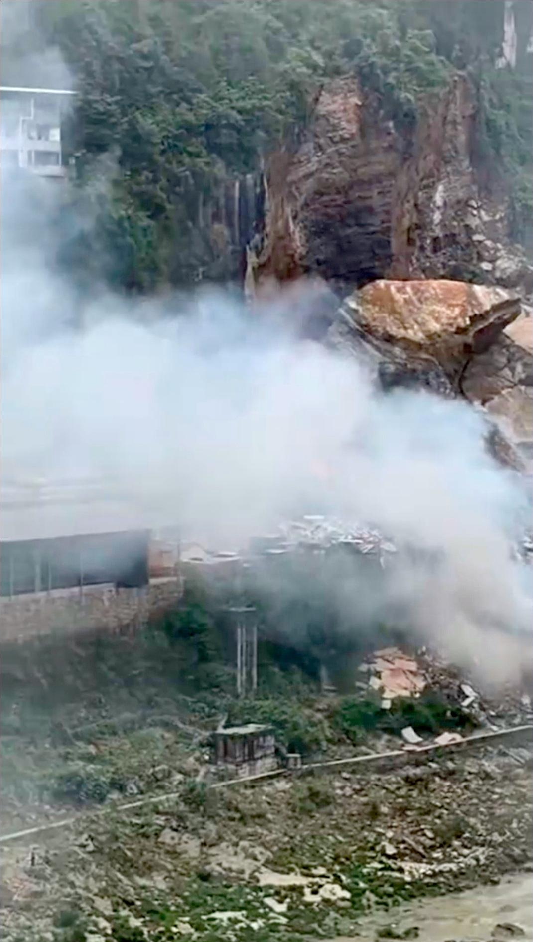 快讯！重庆彭水突发山体崩塌，多栋民房被埋太让人揪心7月17日早上9点，彭水