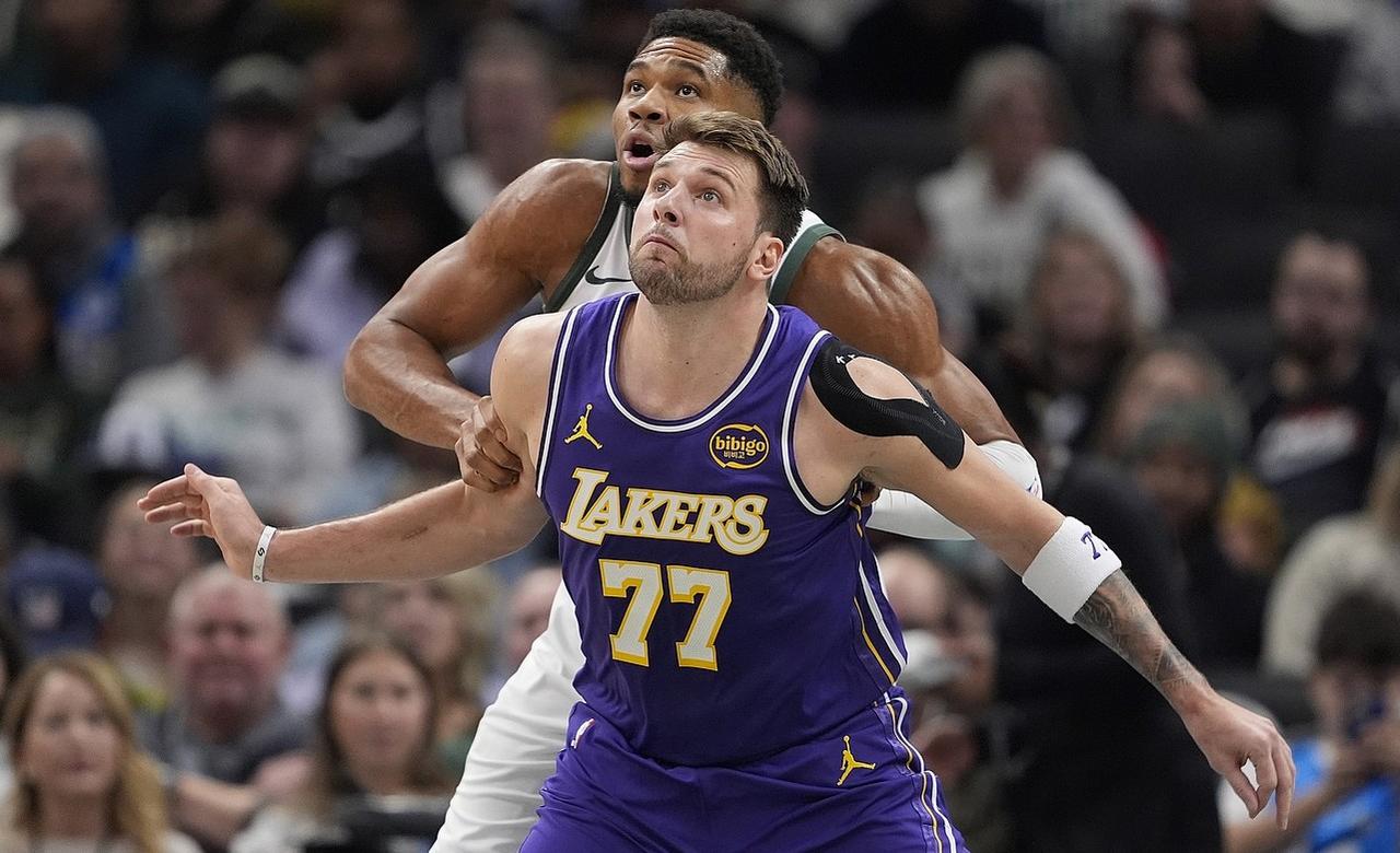 詹姆斯这是落选今年的首发全明星啊，真的是墙倒众人推啊，这该怎么办啊，今年NBA全