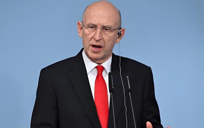 北约增兵格陵兰岛，英国防大臣希利的表态称“绝不容忍美国利用英国基地闯入格陵兰岛”