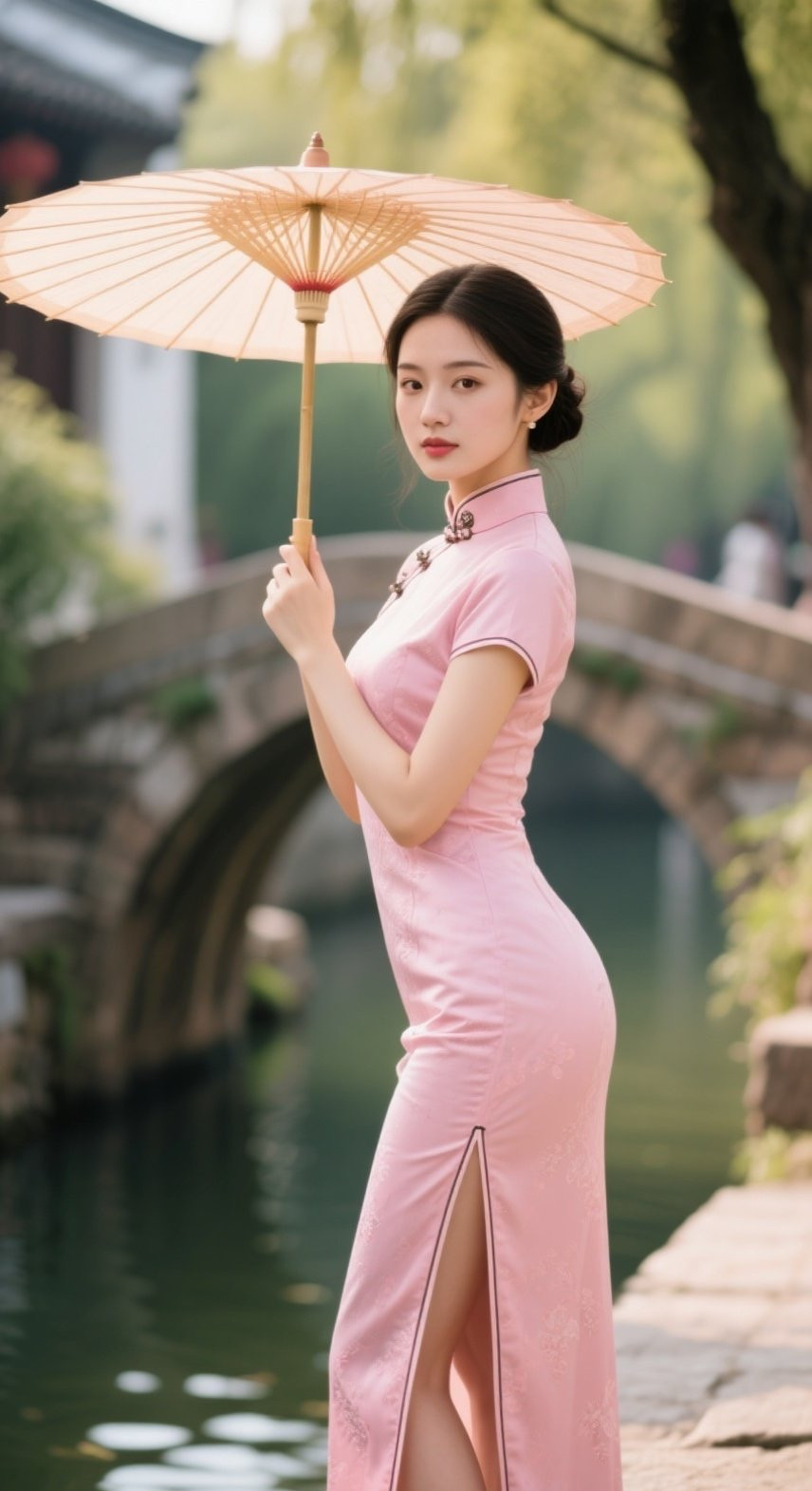 古典美人旗袍入画，眼波流转醉人心扉