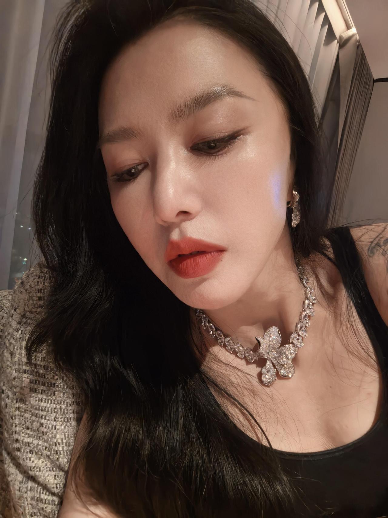 歌手谭维维怼脸美拍，太有韵味了，顶级成熟阿姨！