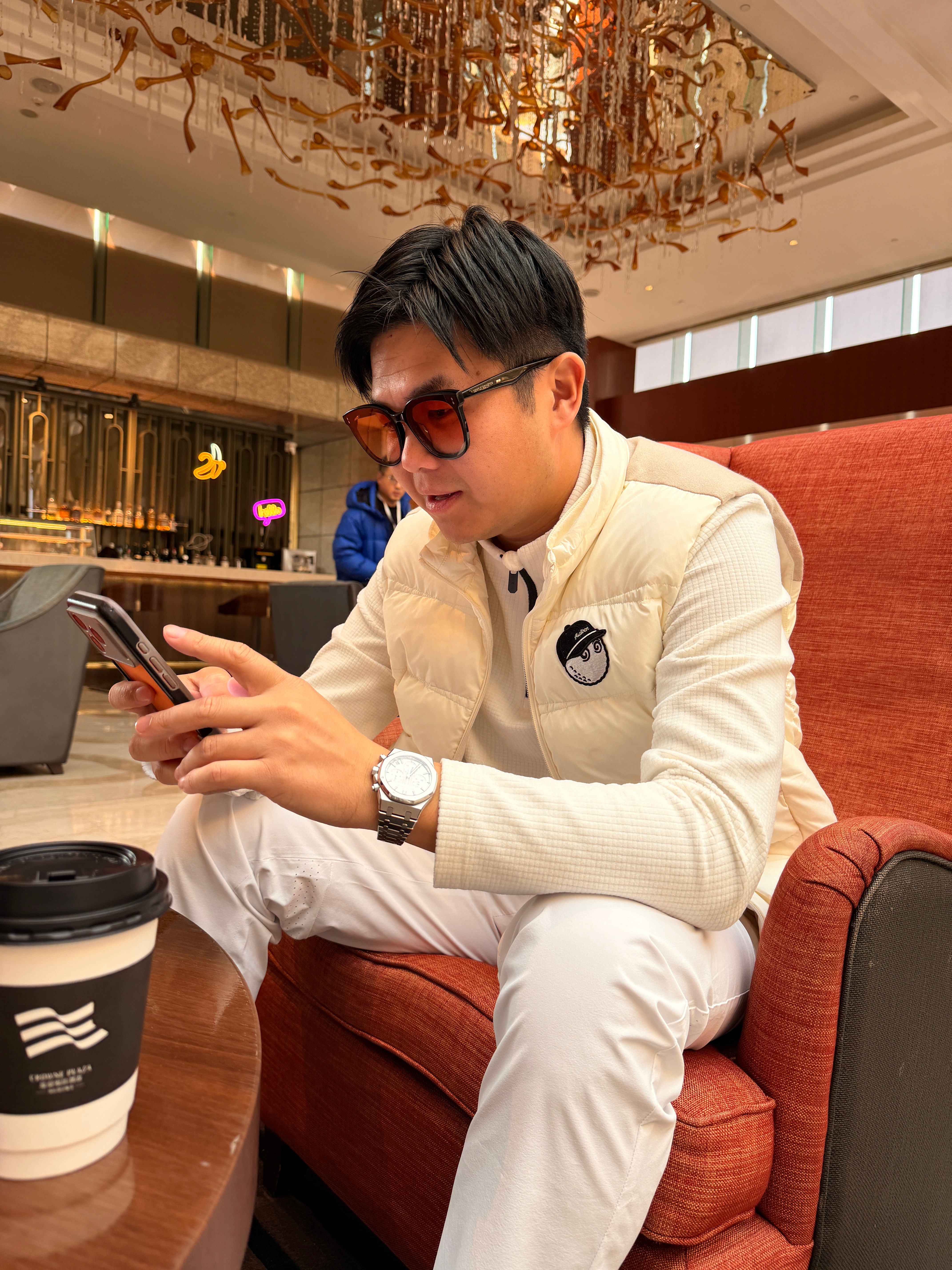 我刚刚遇到了一个朋友……他一直让我看看他的手上海