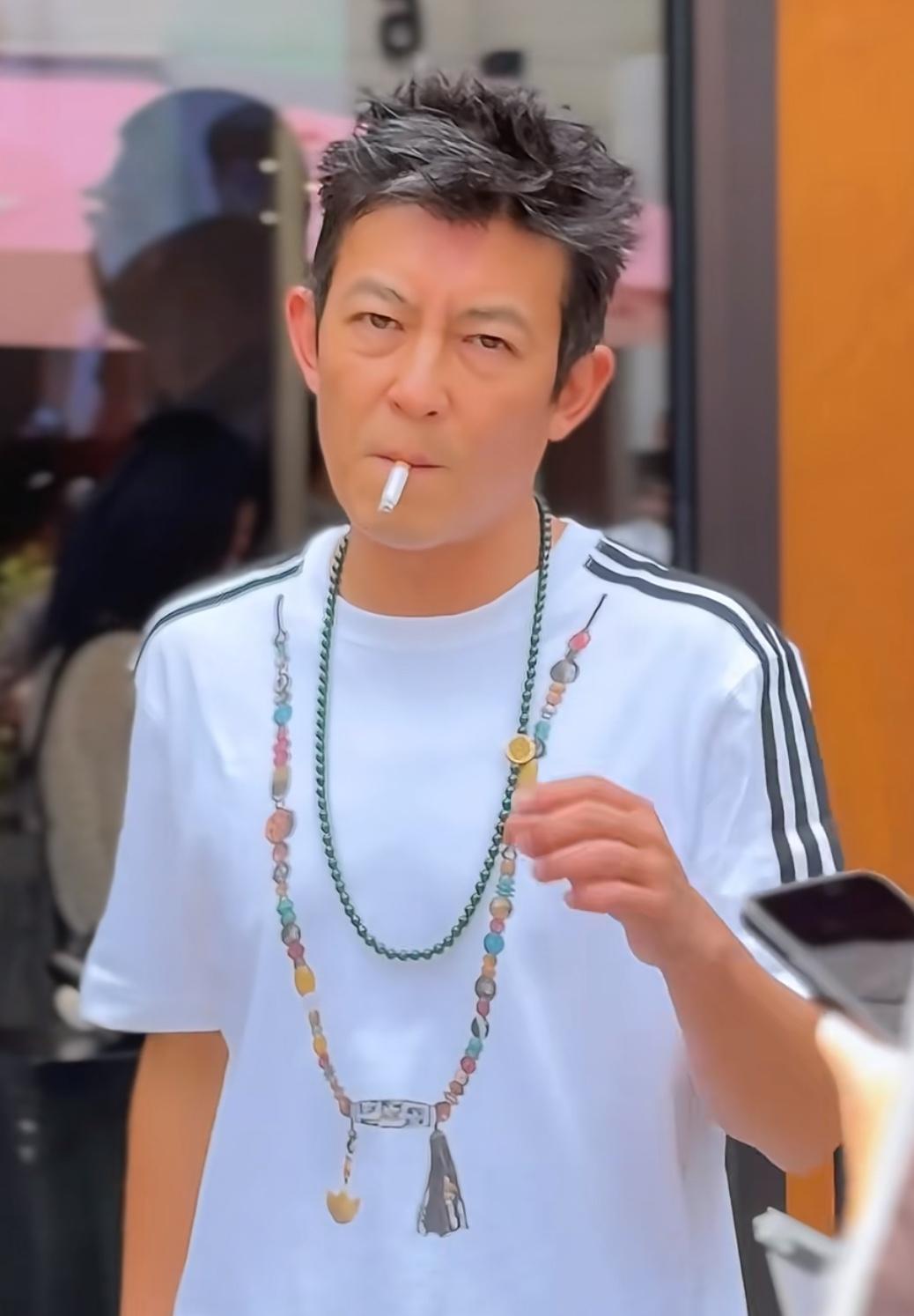 儿时偶像，上海街头很拉丝…痞帅痞帅的，就是说祖师爷的[doge]他只要去抽个眼袋，