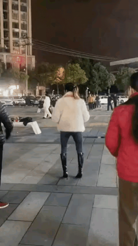 广场舞界的“时尚刺客”来了！大姐穿细高跟长靴跳广场舞，这哪是健身分明是秀场博