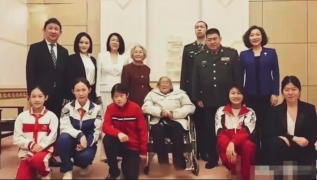 上联：年年顺顺利利，下联：岁岁团团圆圆。全国各族人民祝毛主席的后代永远平安快