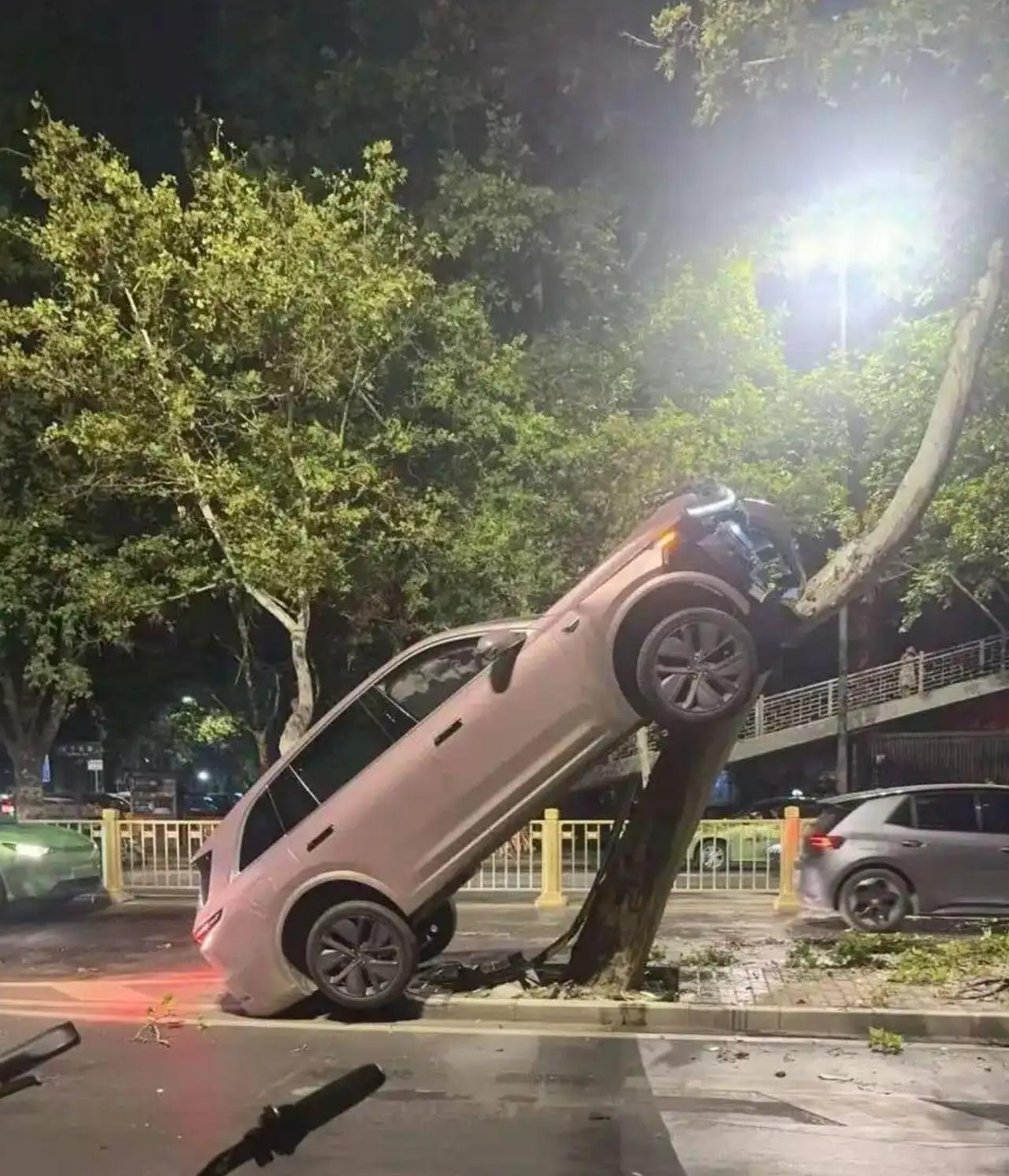 “冤不冤？海南，一司机撞上路边树木，司机立即将车上两名受伤乘客送医，又协助转院至