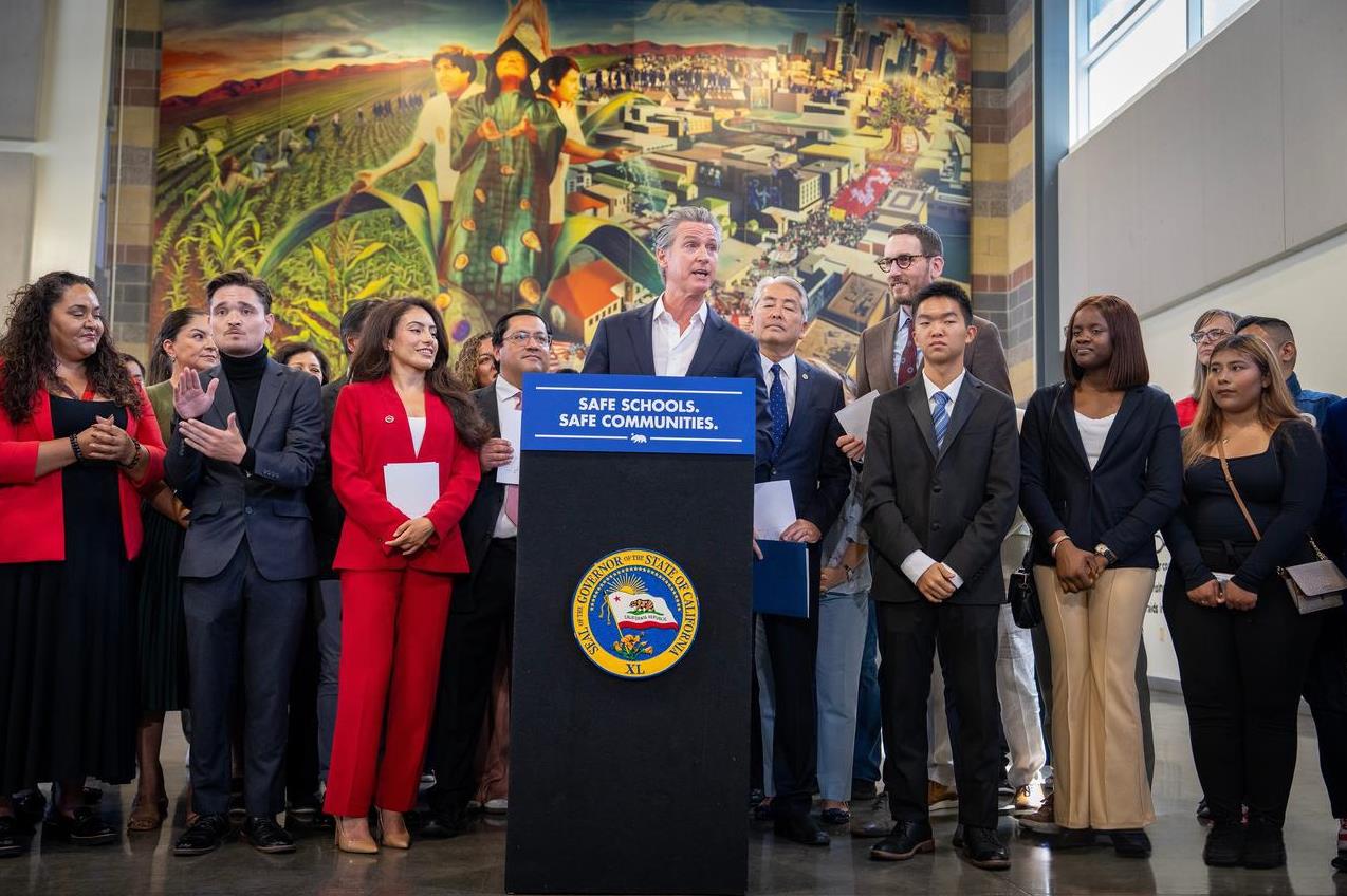 加州：执法人员不得蒙面！为反对特朗普的反移民政策，美国加州州长纽森签署法案，要求