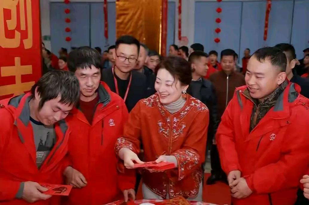 宗馥莉发红包好喜庆哦，笑容满面的，衣服还是大红色。宗庆后发红包表情严肃，还是穿着
