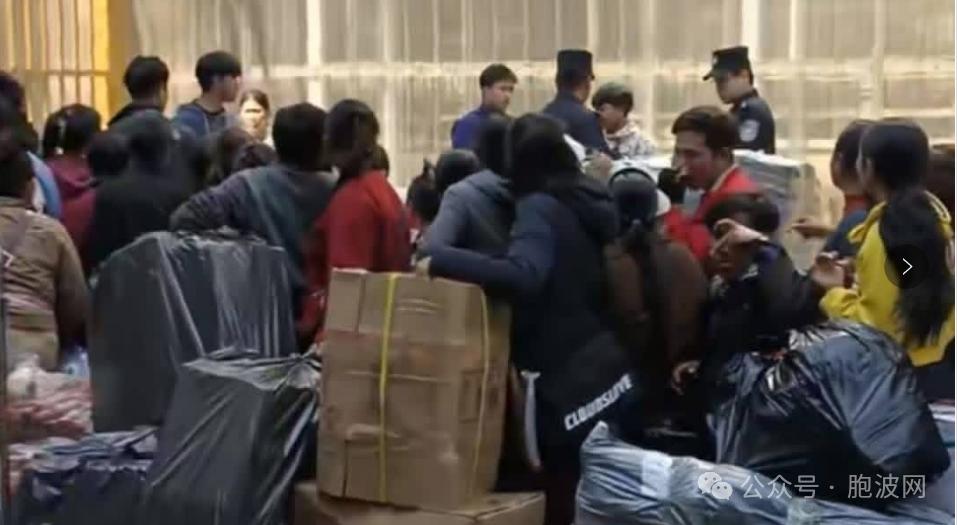 中缅边境口岸略显混乱！每天在木姐到瑞丽的白象边境口岸，申请过境的部分缅方人士