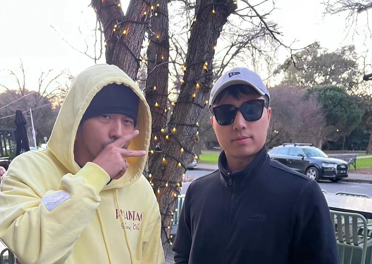 周杰伦在澳大利亚街头被偶遇，他看起来变化好大，蓄起了胡子，黑眼圈很重，皮肤黝黑，