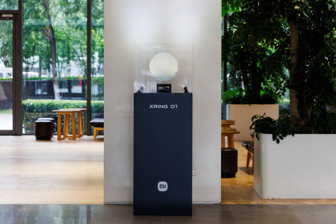 玄戒O13nm旗舰处理器晶圆实物在小米科技园大堂展厅首度亮相​​​