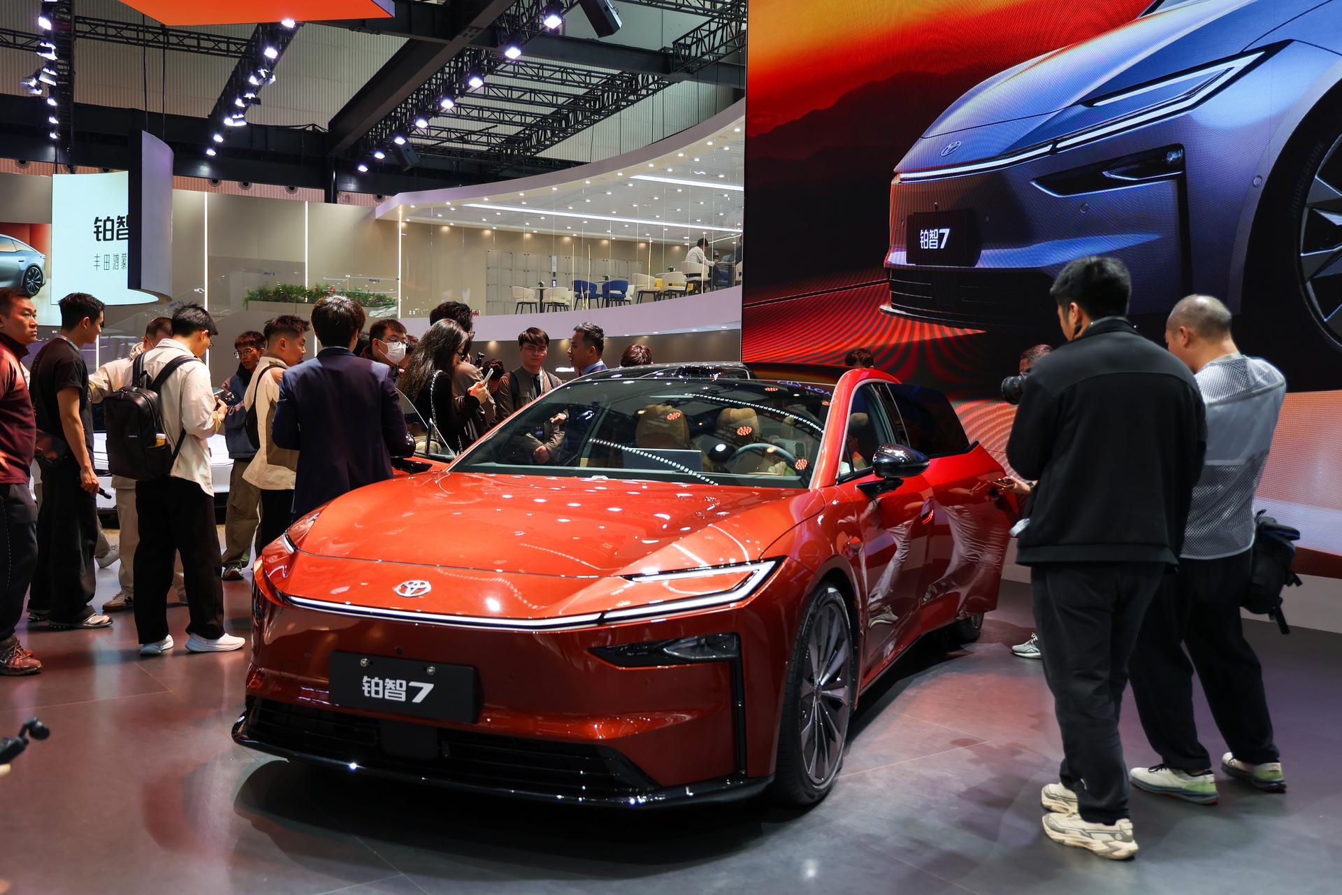 当别的电动车还在比续航、拼加速时，广汽丰田铂智7带着“豪华新三件”和“厂家三担责