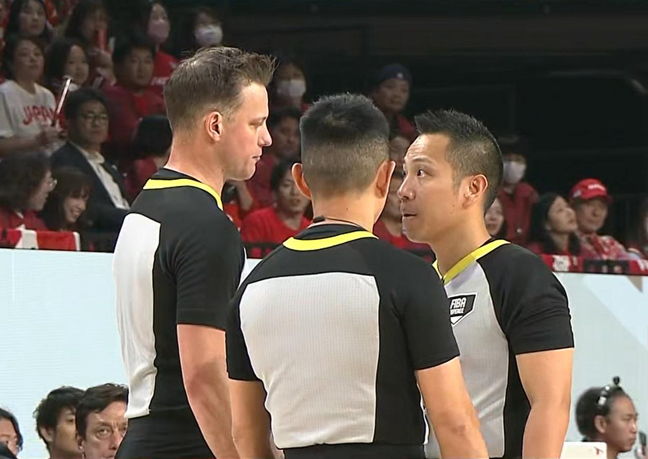 服！日本媒体人：裁判如果正常吹，日本男篮将会吃到一场惨败中国男篮与日本队的比赛