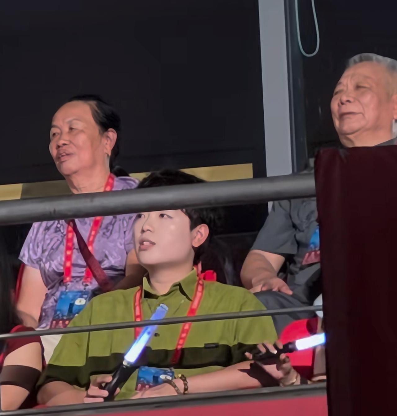 陈楚生再次唱起《爸爸的草鞋》送给父亲，让全场泪目。这可能是三亚演唱会最动人的瞬