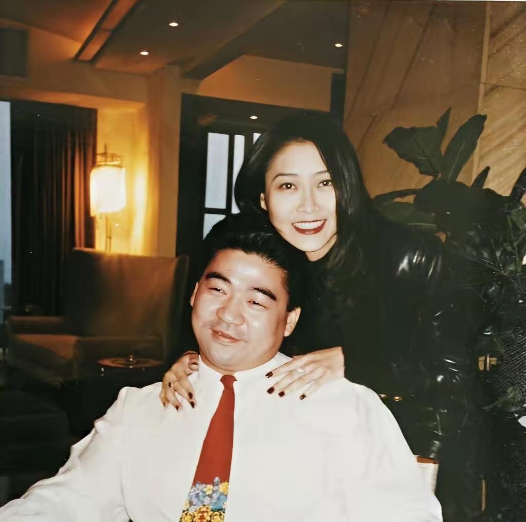 那年，叶玉卿的男友和别的女人深夜孤男寡女“打扑克”，她一怒之下嫁给了身价70亿的