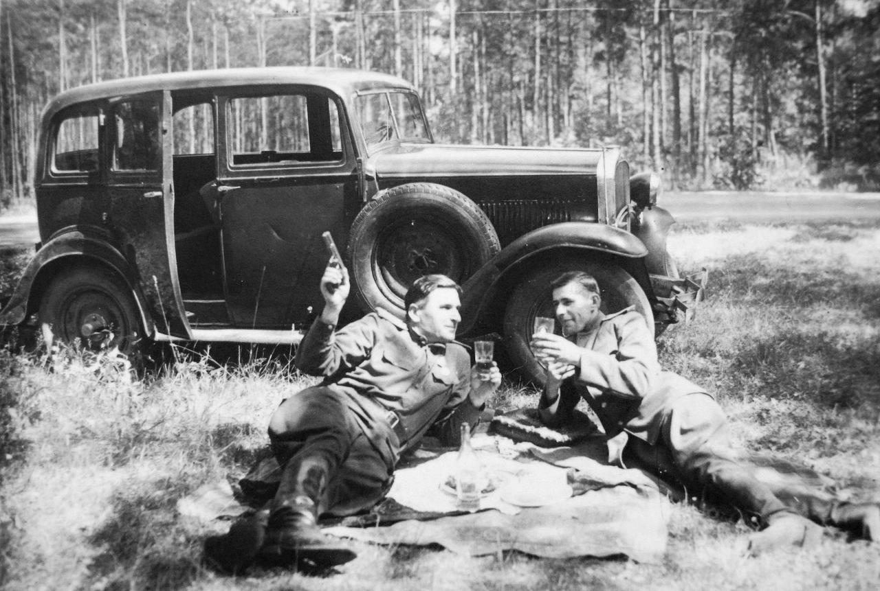 [呲牙笑]当务之急是把车运回国——1945年，苏军上尉瓦连京・察彭科（照片右