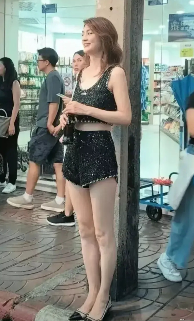 洪欣，这是一个五十多岁的女人该有的状态吗？肌肤雪白细腻，身材高挑，凹凸有致，关