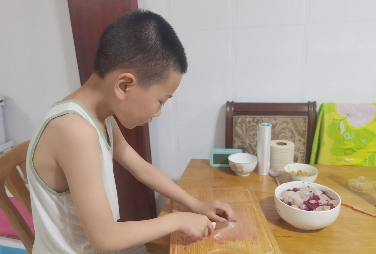我这个老父亲今天吃到了儿子做的水果捞，心里真是说不出的美。老婆今天买了很多水果，