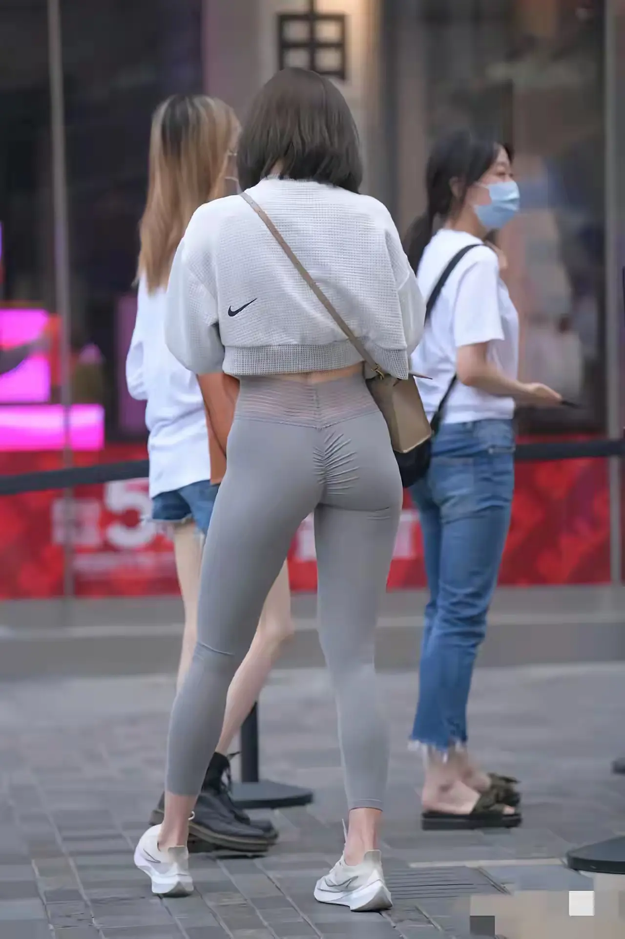 穿这样的瑜伽裤上街，你能接受吗？