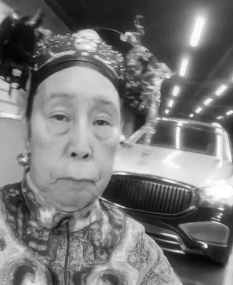 1900年，慈禧狼狈逃窜至山西首富乔家，临行时，慈禧让乔家借她10万两，