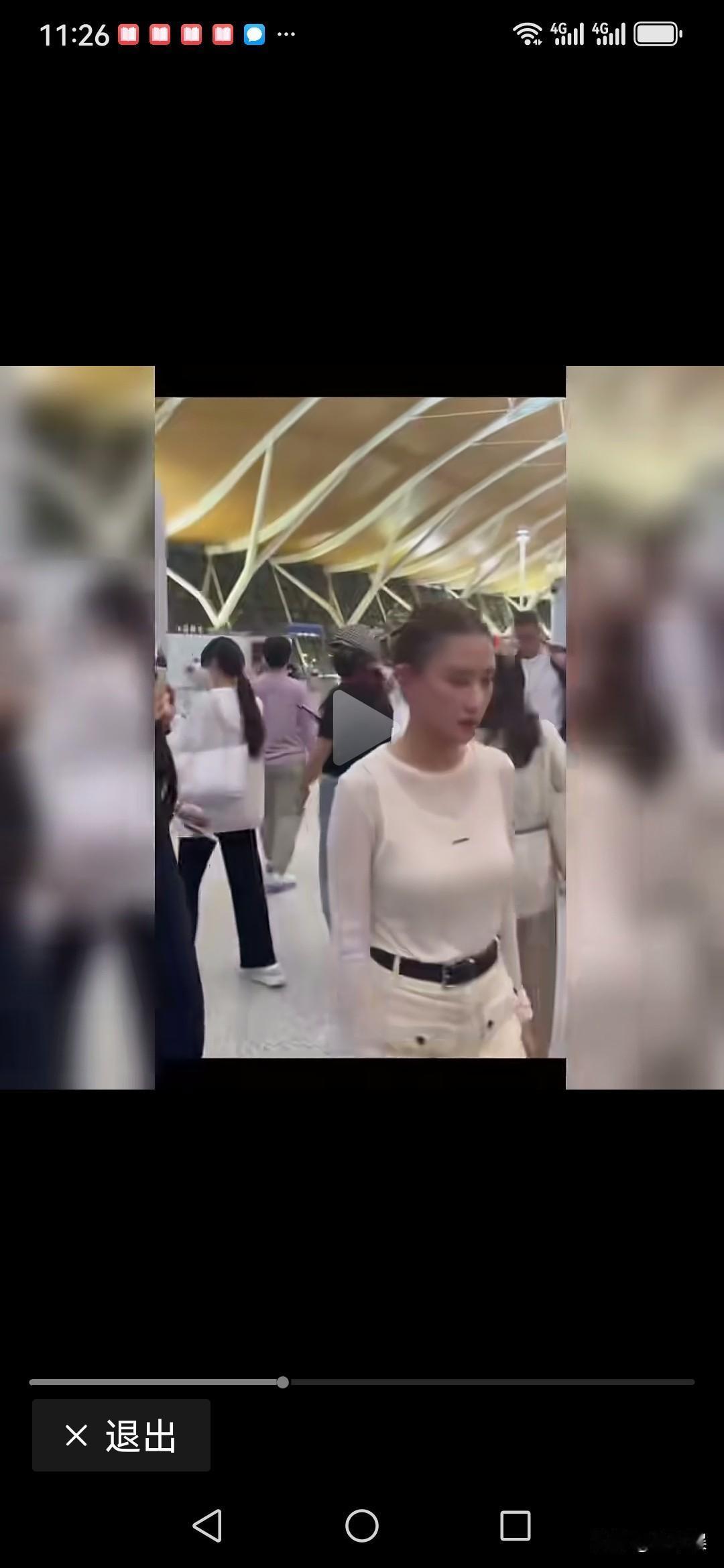 何超莲，被曝与窦骁婚变后现身机场，脸上表情严肃，感觉她整个人很不开心，可能是网上