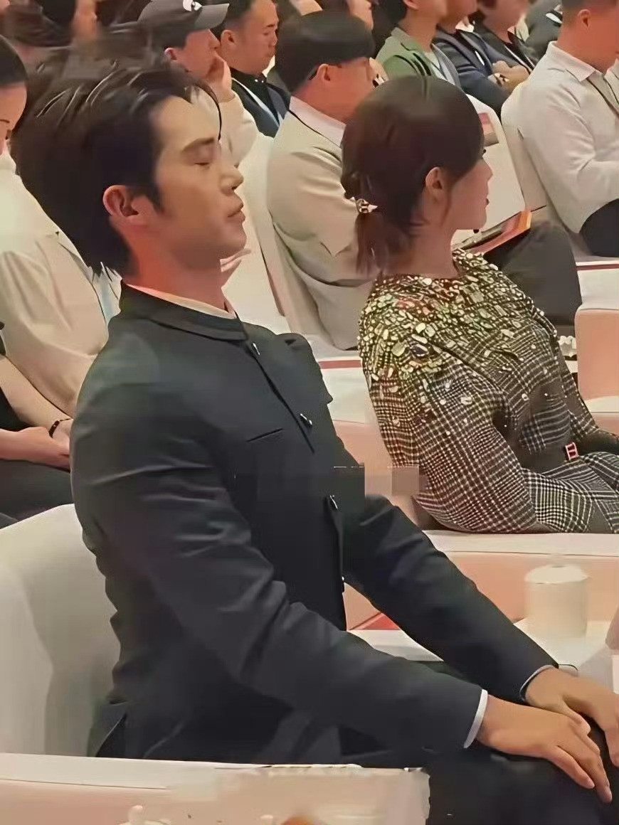 什么才是端正的坐姿，于适这也许就是最好的答案吧？