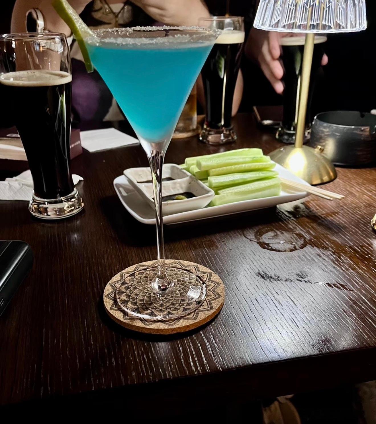 正在喝着呢，看着手机响了一看惊喜满满。比特币超话