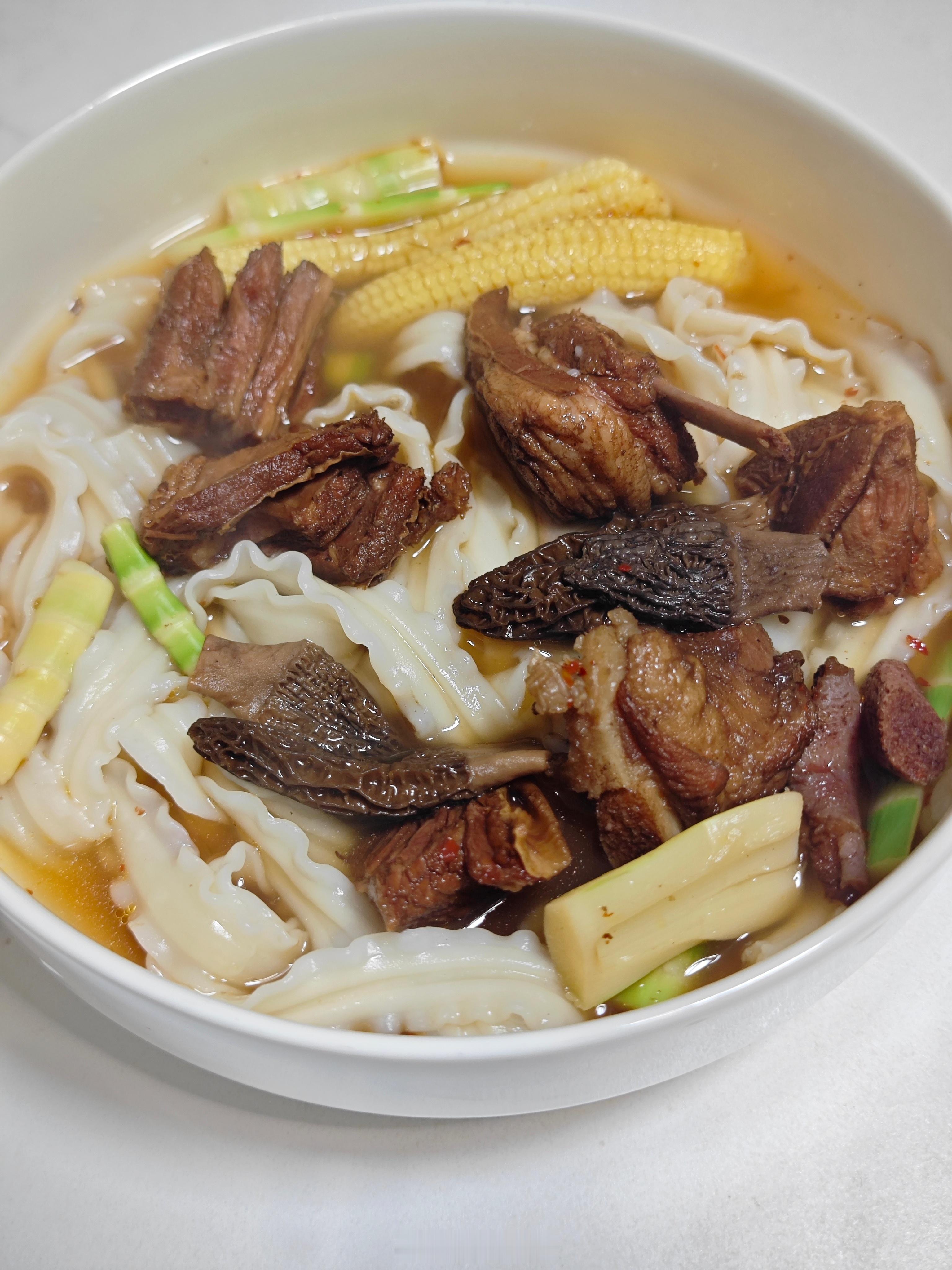 北京今夜要降温，据说牛街的羔羊肉片都快卖断货了，吃一碗红烧羊排面吧。羊排带骨，烧得软烂。面条要宽，能