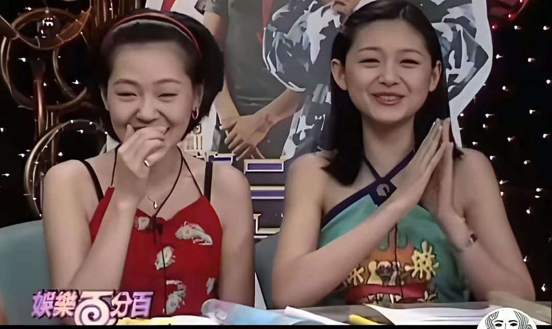 具俊晔当年参加大小S主持的《娱乐百分百》的时候，头上就没有头发，皮肤是出奇的黑，