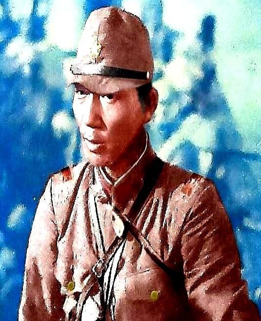 1937年8月，一艘满载侵略者的运兵船上，一个日军少佐为了抖威风，冲着士兵们狂喊