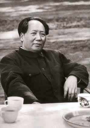 “你这稿子写得不行！”毛主席放下铅笔，看着熊向晖，“怎么把功劳全给我了？”熊