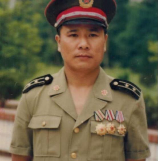 1979年中越战争中，班长黄招强掩护民兵撤退，却发现队伍里多了几张生面孔，他端着