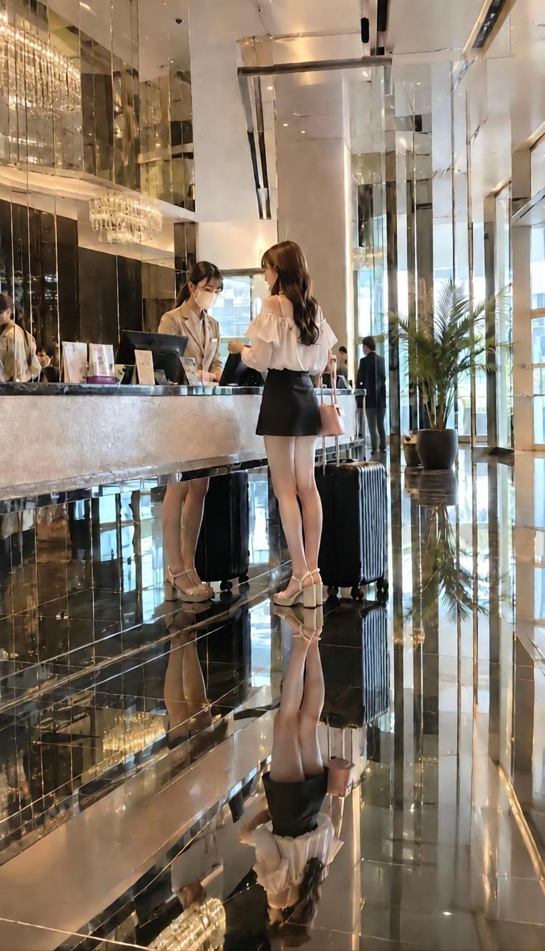 这酒店地板擦的也太亮了吧？？