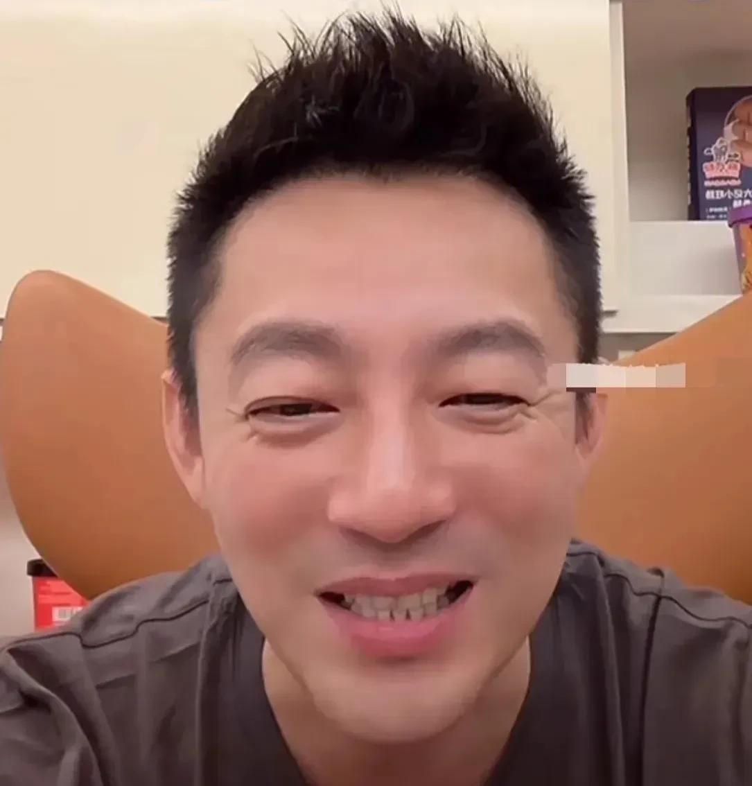 小汪总直播的时候给大家分享了他们一家的生活趣事。他说现在玥儿开始嫌弃我了，今天小