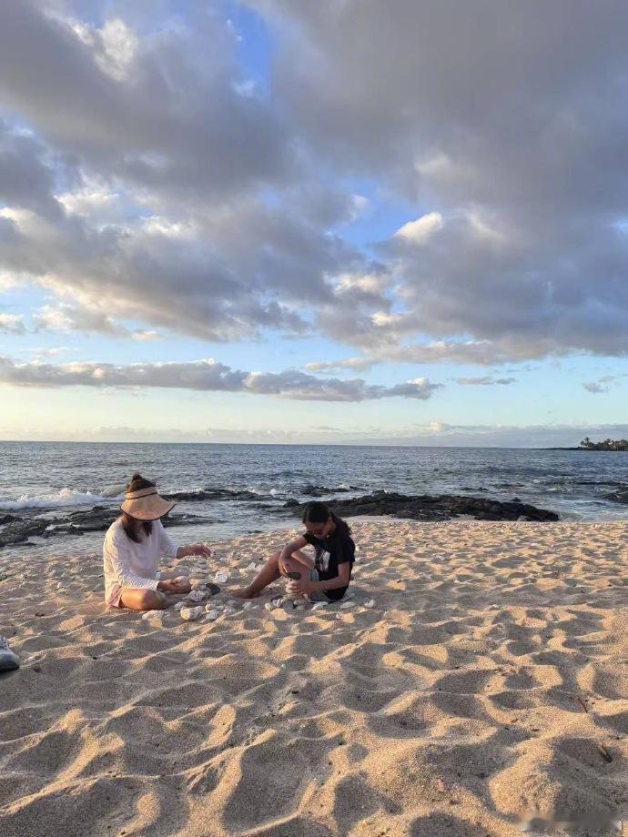 孙俪和小花的旅行，没有太多的喧嚣。海浪声里藏着孩子的好奇，旅行照里有妈妈的包容，