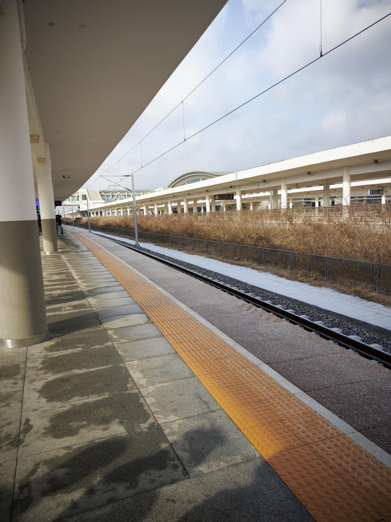 老爸这次来烟台就一个要求，让我带他去坐坐火车，他说小时候在火车站过过夜但没捞着坐