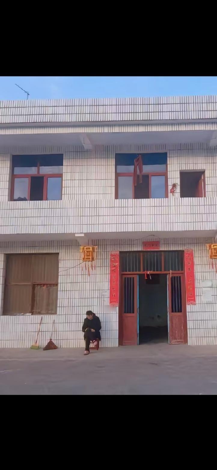 姐姐掏钱给爹盖的2层小楼，房产证上写的是爹的名。爹走得太急，没留遗嘱。就这么