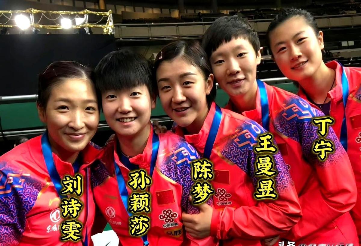这张国乒女队合影，含金量简直不要太高。照片是2021年东京奥运会庆功宴上拍的