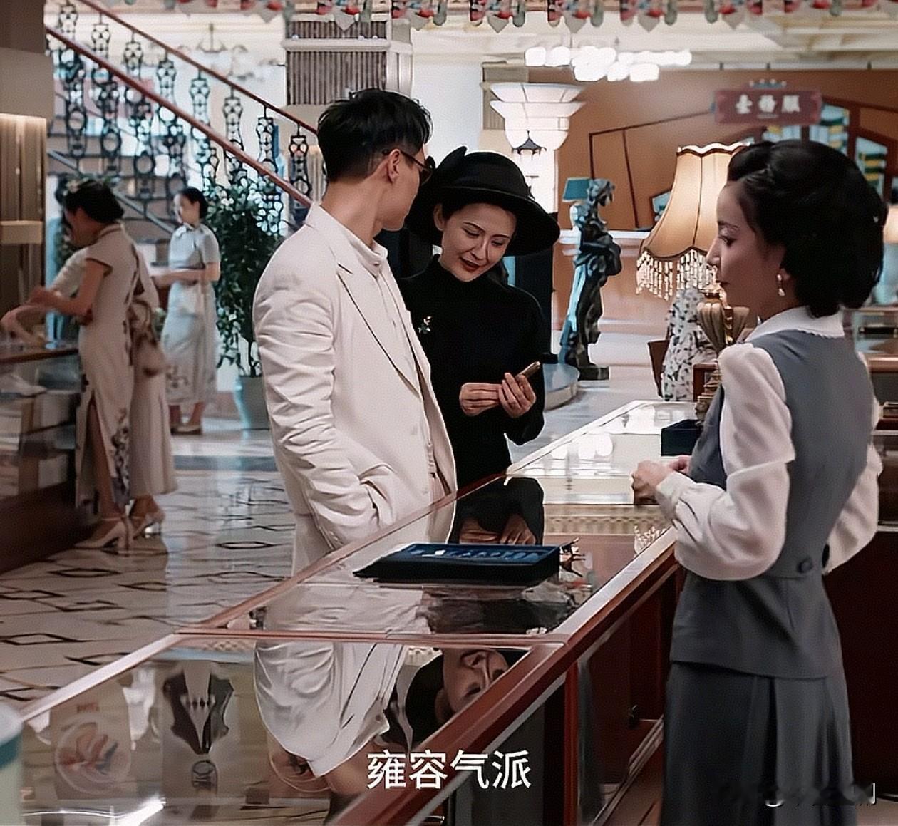 《灼灼韶华》韶华应聘柜姐被拒，换装机智拿下顾客让老板看到，直接当场录用。另一个